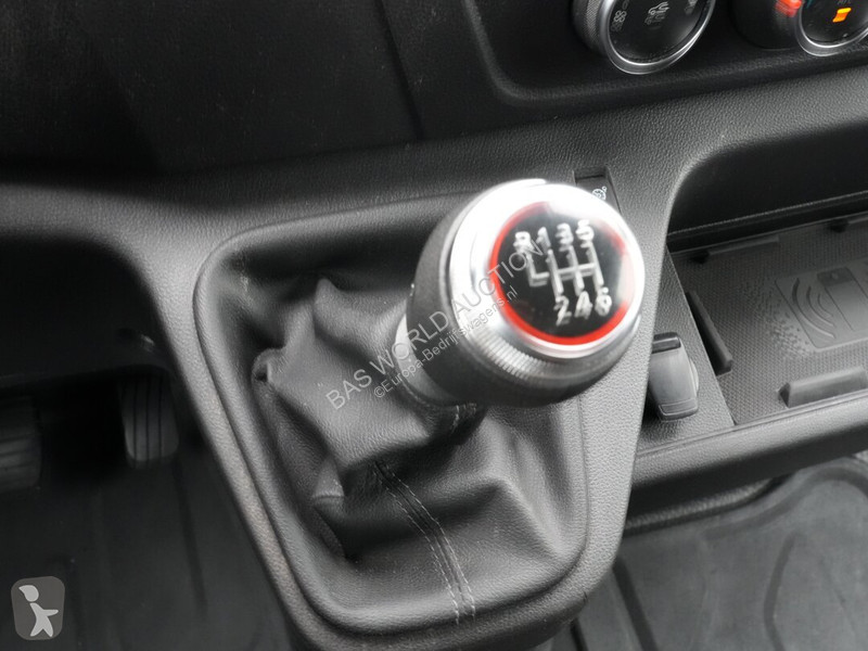 Véhicule utilitaire Renault 145PK