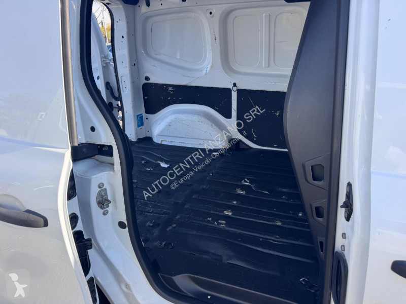 عربة نفعية Nissan