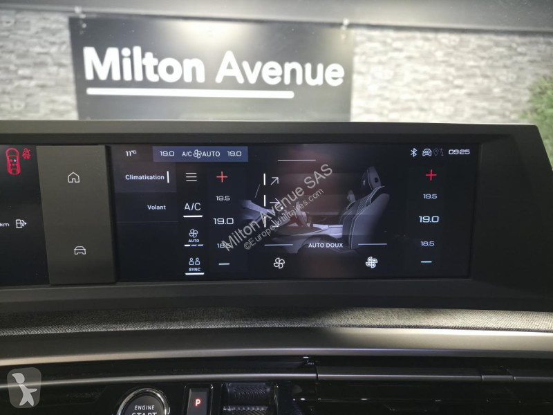 Samochód dostawczy Peugeot 3008 1.2i Hybrid...
