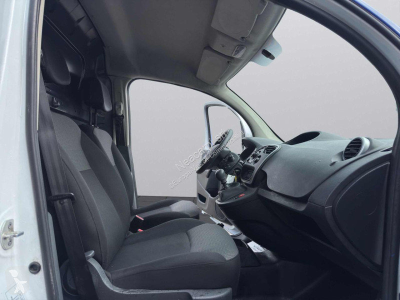 عربة نفعية Nissan
