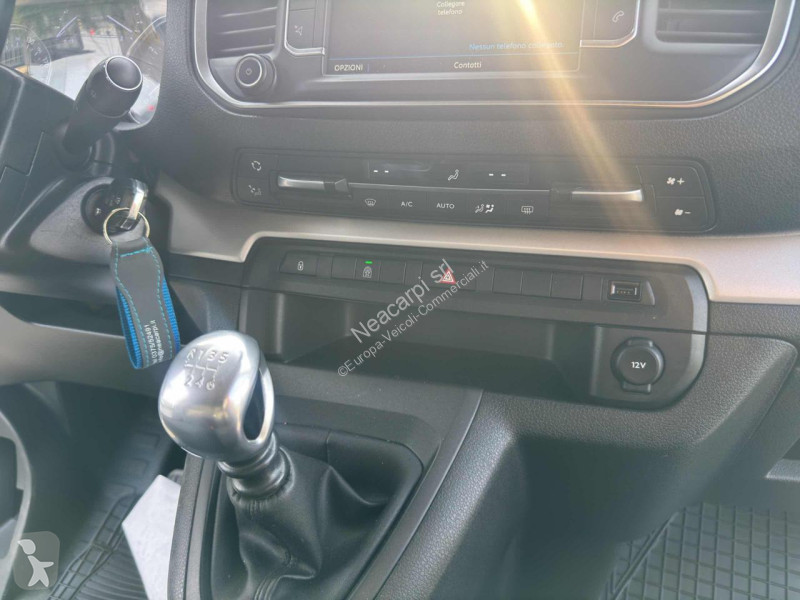 عربة نفعية Peugeot Traveller