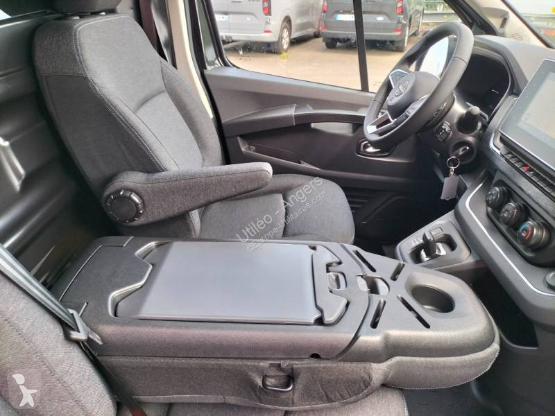 عربة نفعية Nissan