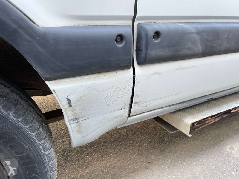 عربة نفعية Nissan