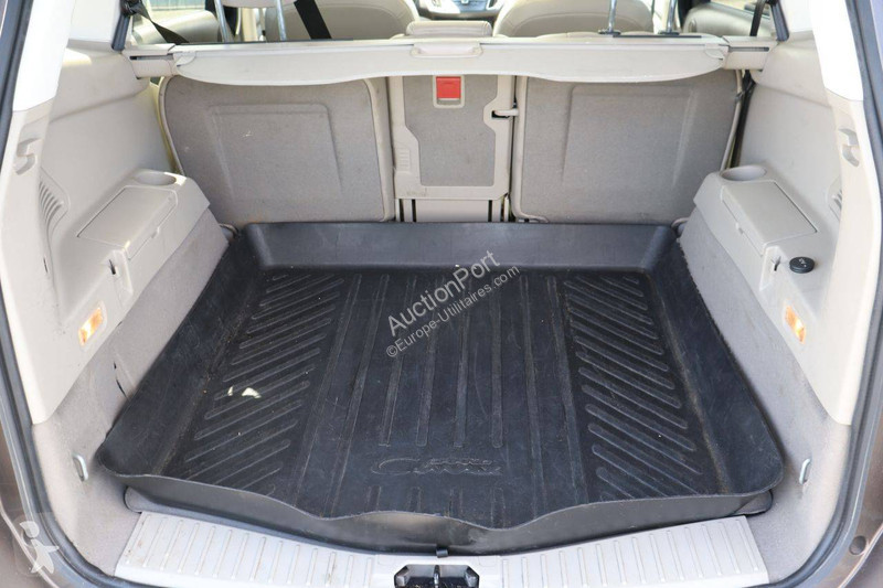 Véhicule utilitaire Ford Grand