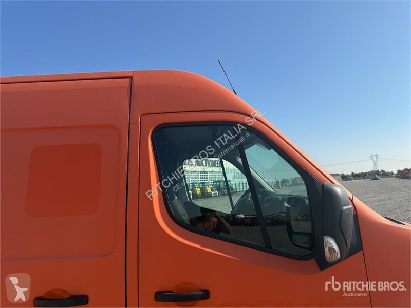 Furgoneta Nissan Cargo Van