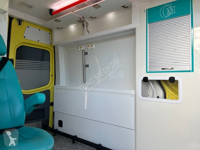 Véhicule utilitaire Mercedes L2H2 Ambulance...
