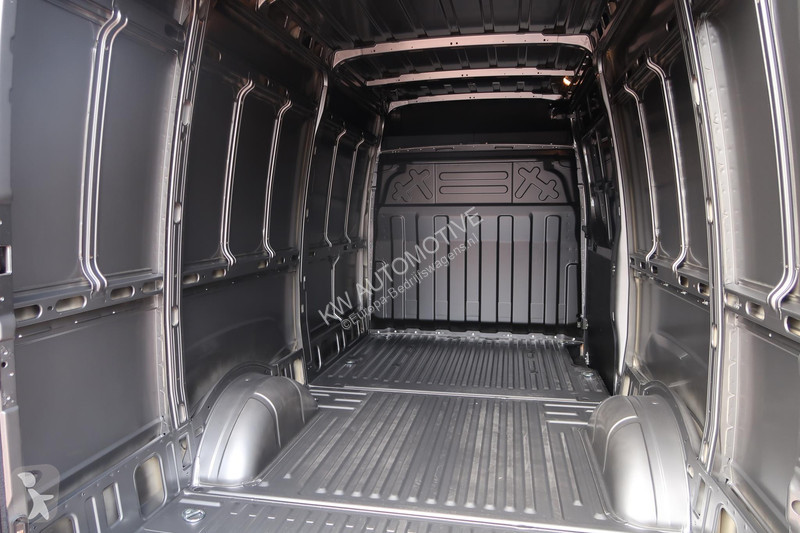 Bedrijfswagen Iveco 35S18HV 3.0 L2H2 BPM VRIJ/...
