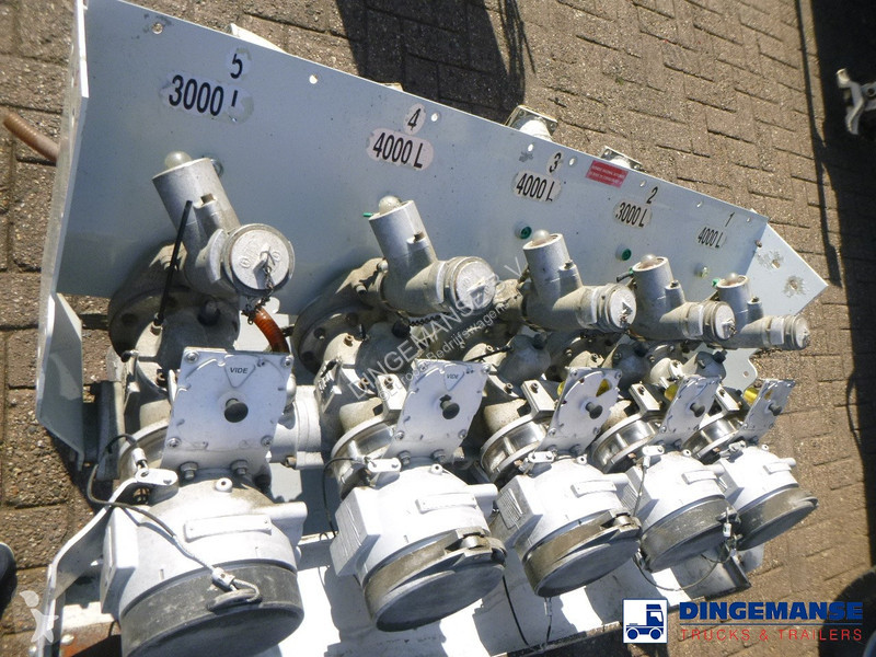 Veicolo commerciale  Fuel tank equipment...
