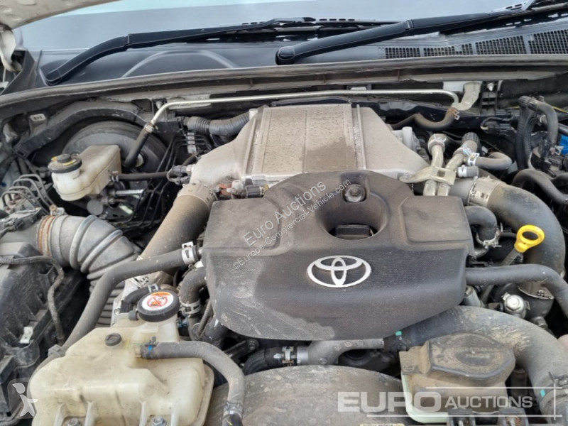 Véhicule utilitaire Toyota Hilux Invincible