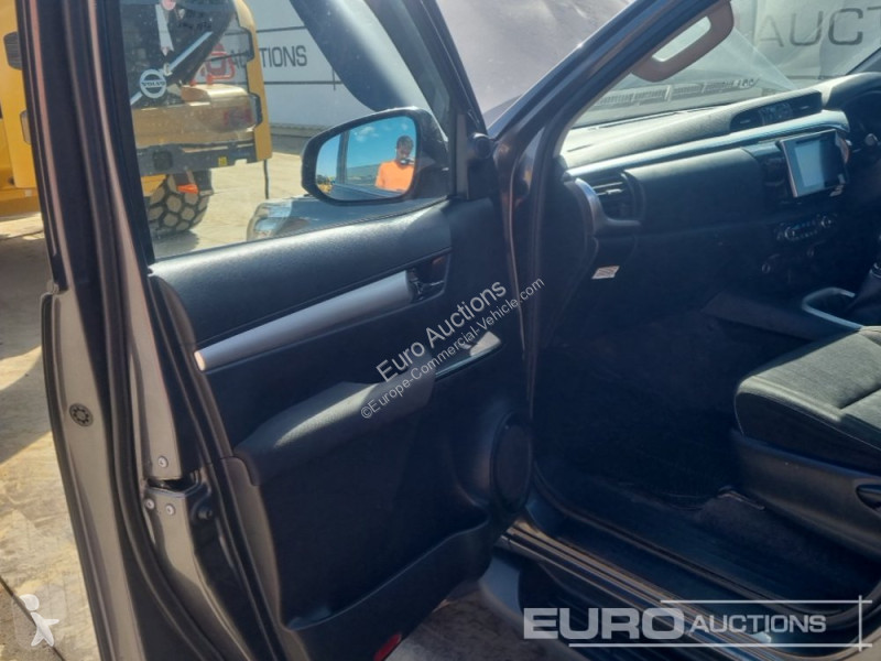 Véhicule utilitaire Toyota Hilux Invincible X