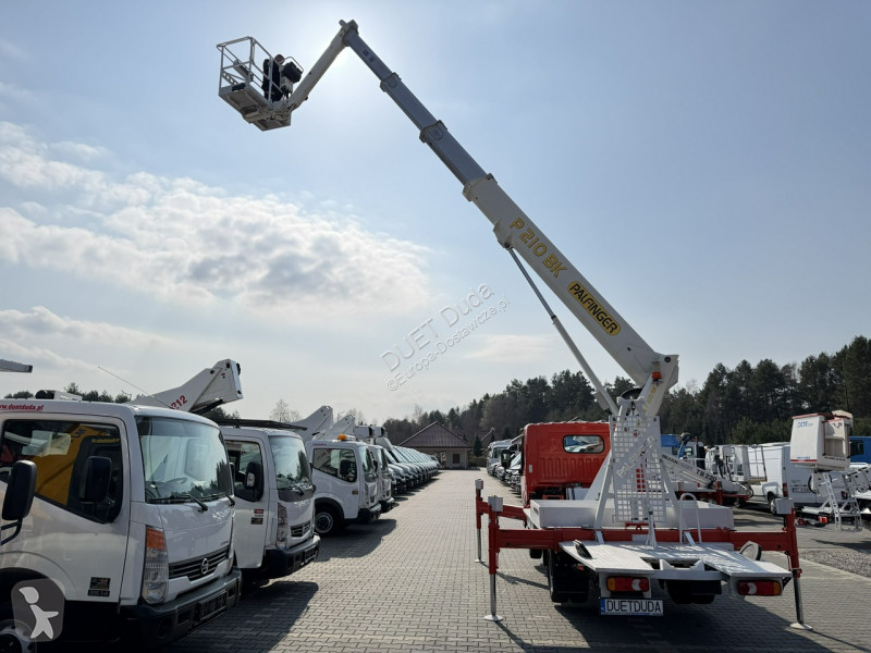 عربة نفعية Nissan