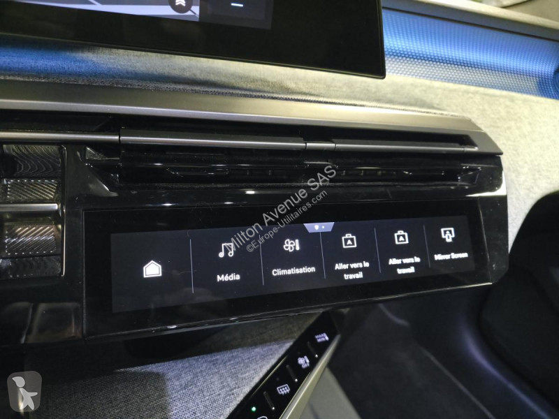 Véhicule utilitaire Peugeot 3008 1.2i Hybrid...