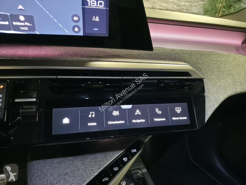 عربة نفعية Peugeot 3008 1.2i Hybrid -136 - BV...