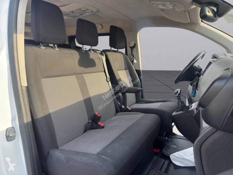عربة نفعية Peugeot Traveller