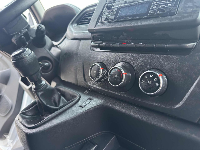 عربة نفعية Nissan
