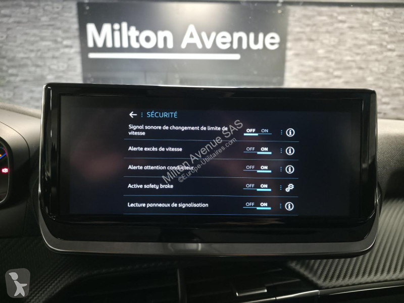 Véhicule utilitaire Peugeot 2008 1.2i Hybrid -...