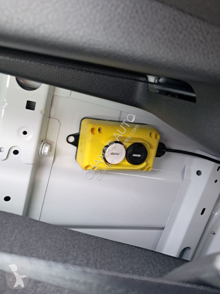 Véhicule utilitaire Nissan 3T5 2L 150...