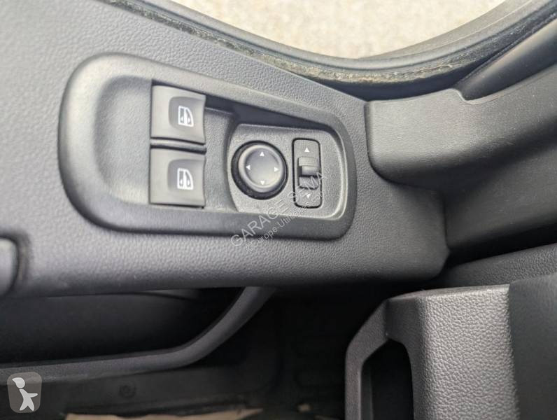 Véhicule utilitaire Renault 2.3 DCI 145