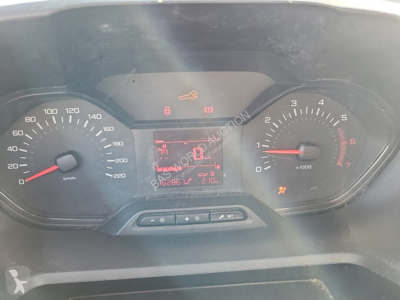 Véhicule utilitaire Peugeot 76pk