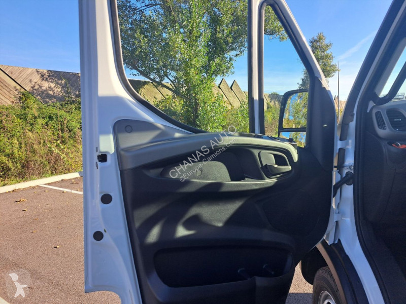 Véhicule utilitaire Iveco 35C18 A8 180CV 3L...