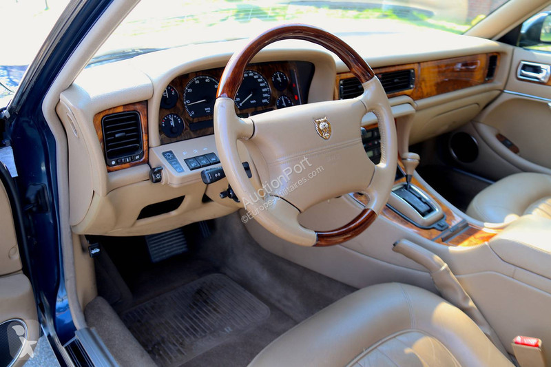 Véhicule utilitaire Jaguar Sovereign 4.0