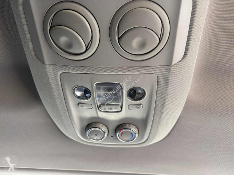 عربة نفعية Peugeot Traveller