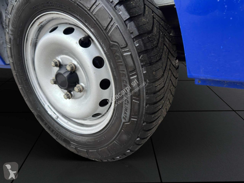 عربة نفعية Nissan