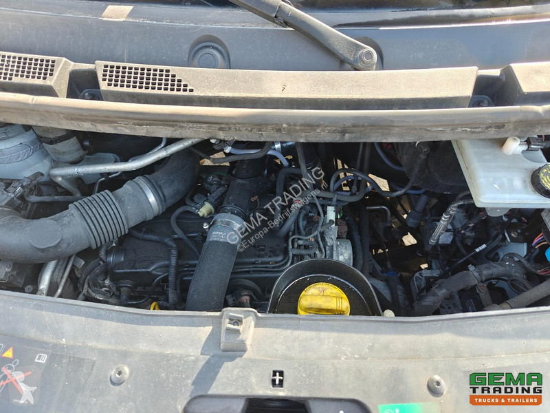 Furgoneta Renault 4x2 Day Cab (3 Persons)...