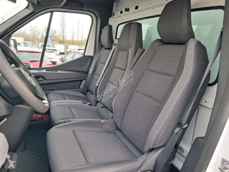 Véhicule utilitaire Nissan 3T5 2L 150...