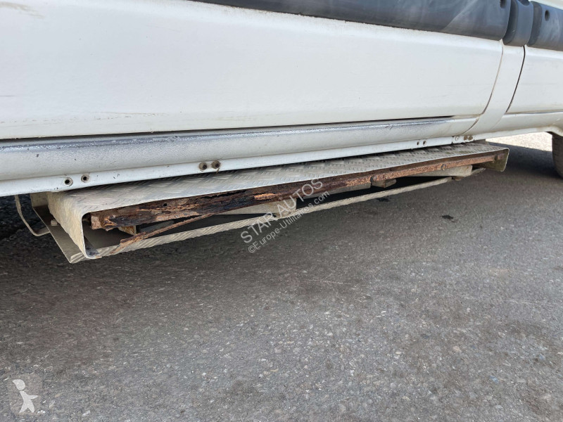 عربة نفعية Nissan