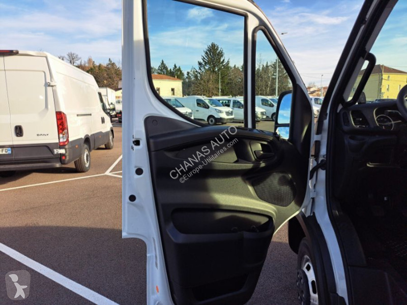 Autoutilitară Iveco 35C18 180CV 3L PLATEAU...