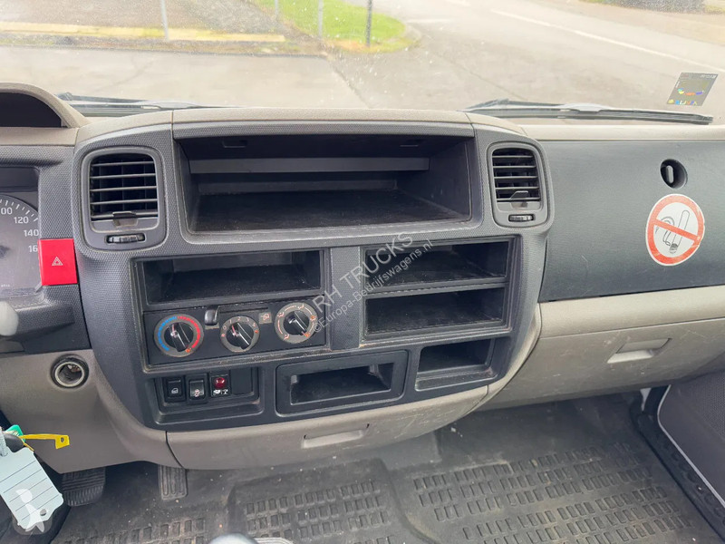 Véhicule utilitaire Nissan 35.12 + ISOLI 21...