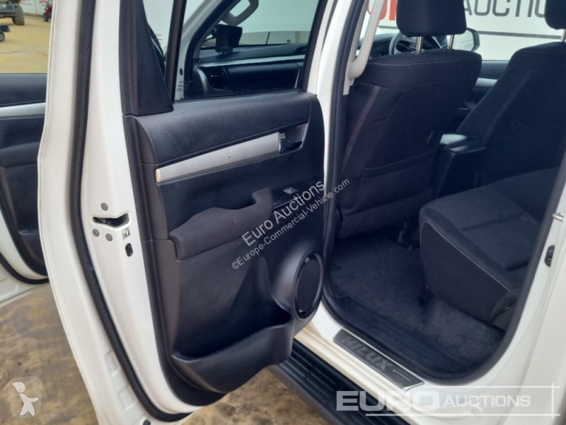 Véhicule utilitaire Toyota Hilux Invincible
