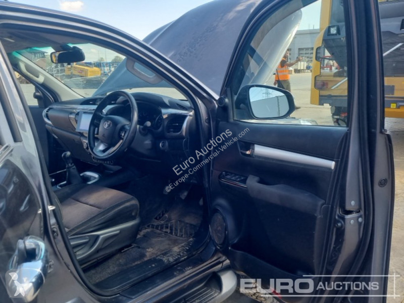 Véhicule utilitaire Toyota Hilux Invincible X