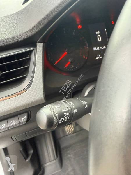 Véhicule utilitaire Nissan