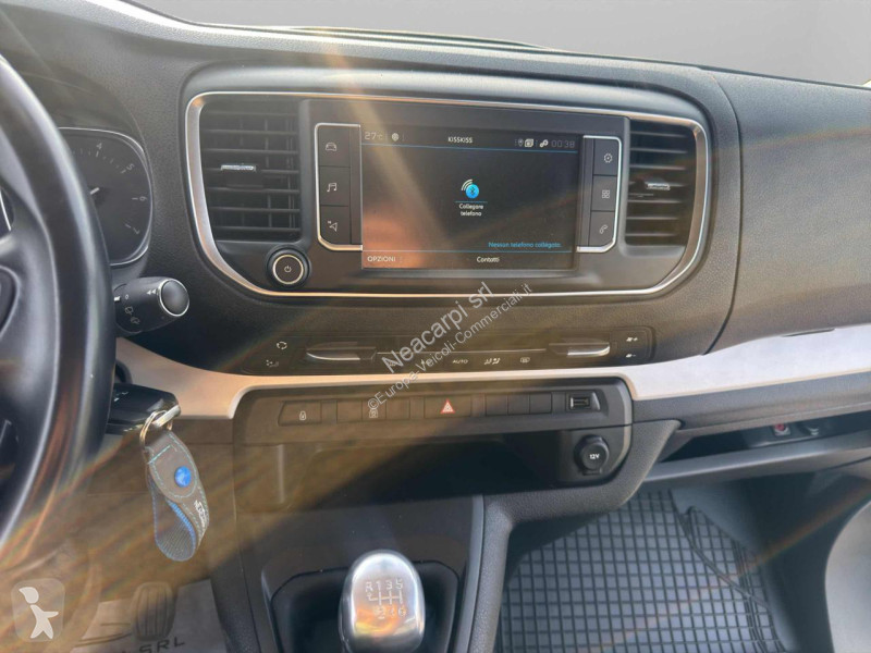 عربة نفعية Peugeot Traveller