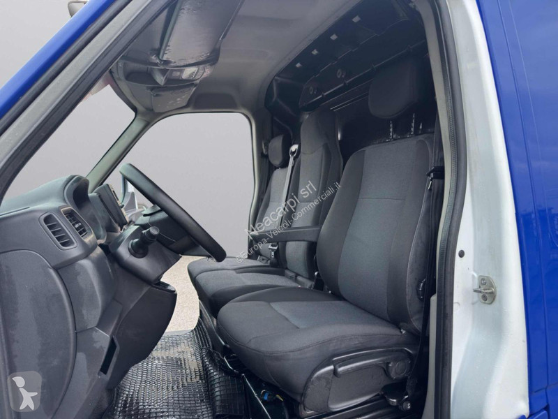عربة نفعية Nissan