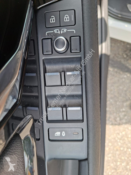 Samochód dostawczy Land Rover R-Dynamic S 200...
