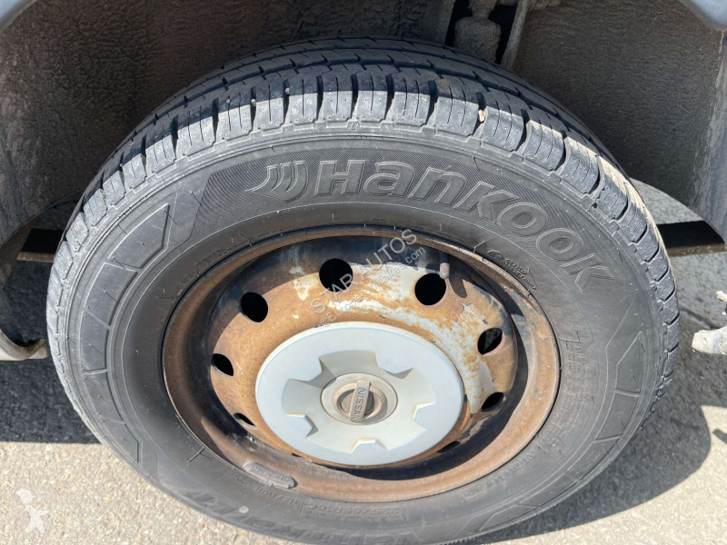 عربة نفعية Nissan