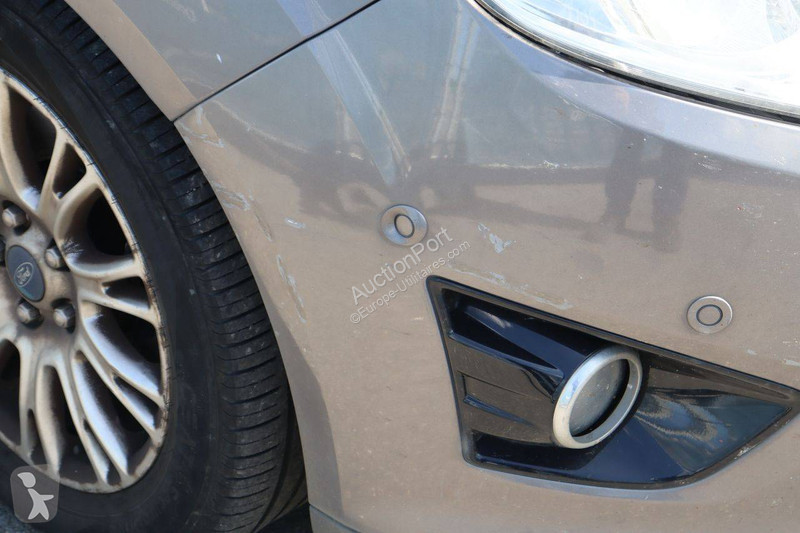 Véhicule utilitaire Ford Grand