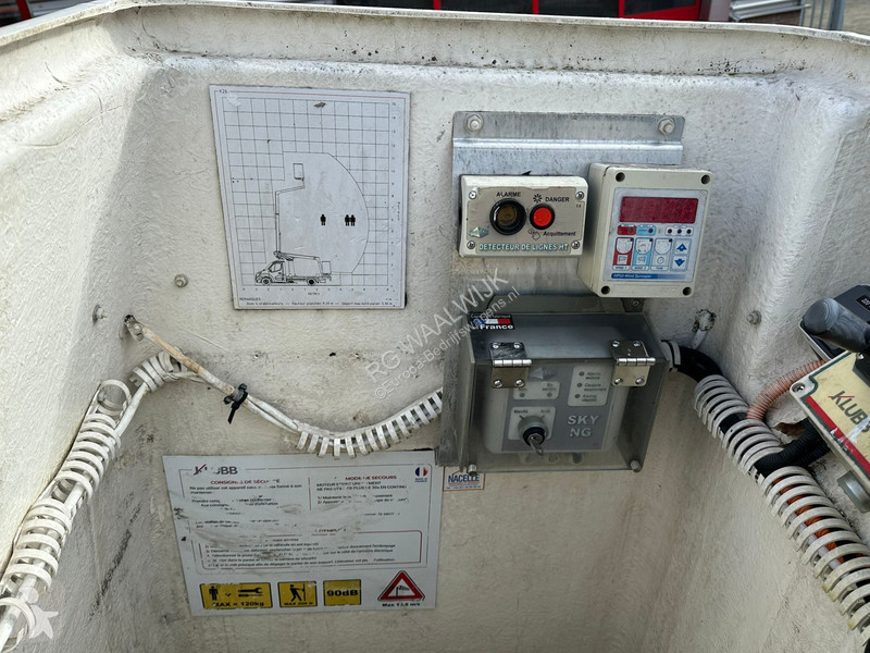Véhicule utilitaire Iveco 35S14 APK 29-08-2026,...