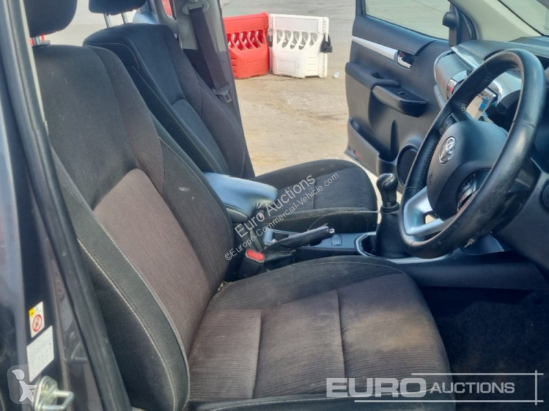 Véhicule utilitaire Toyota Hilux Invincible X