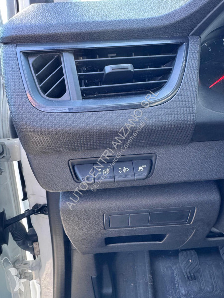 عربة نفعية Nissan