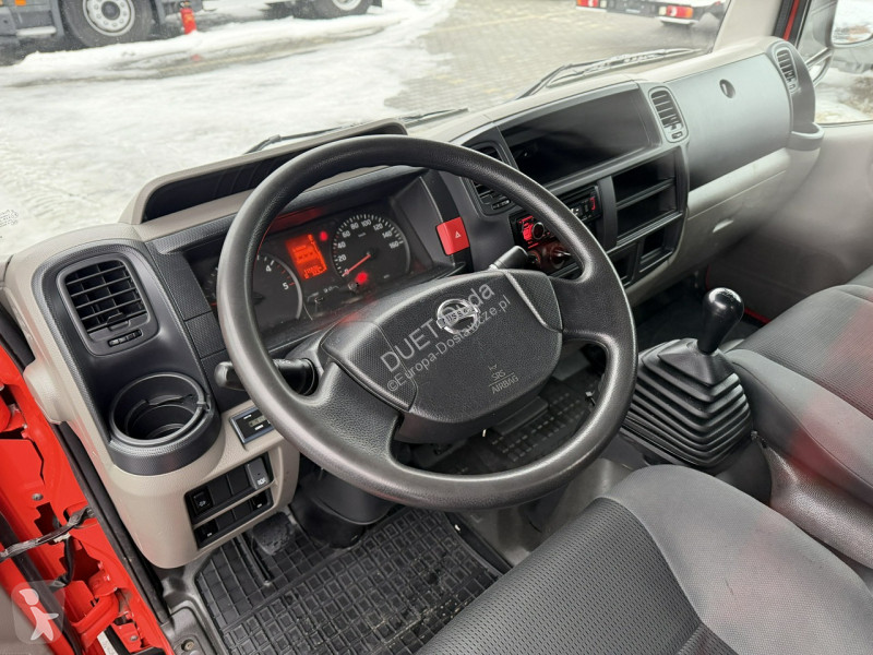 عربة نفعية Nissan
