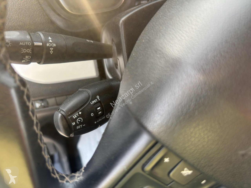 عربة نفعية Peugeot Traveller
