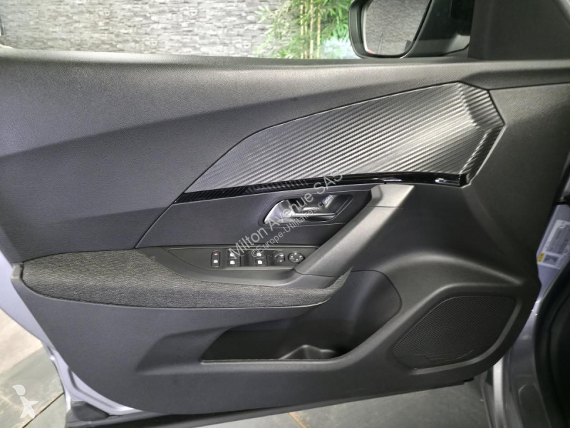 Véhicule utilitaire Peugeot 2008 1.2i Hybrid -...