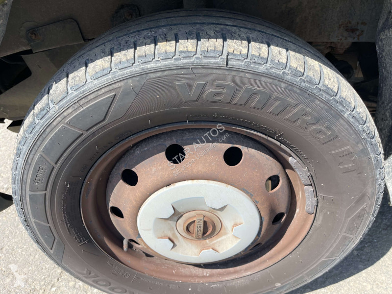 عربة نفعية Nissan