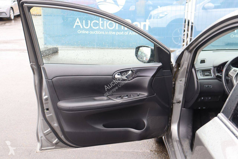 Véhicule utilitaire Nissan