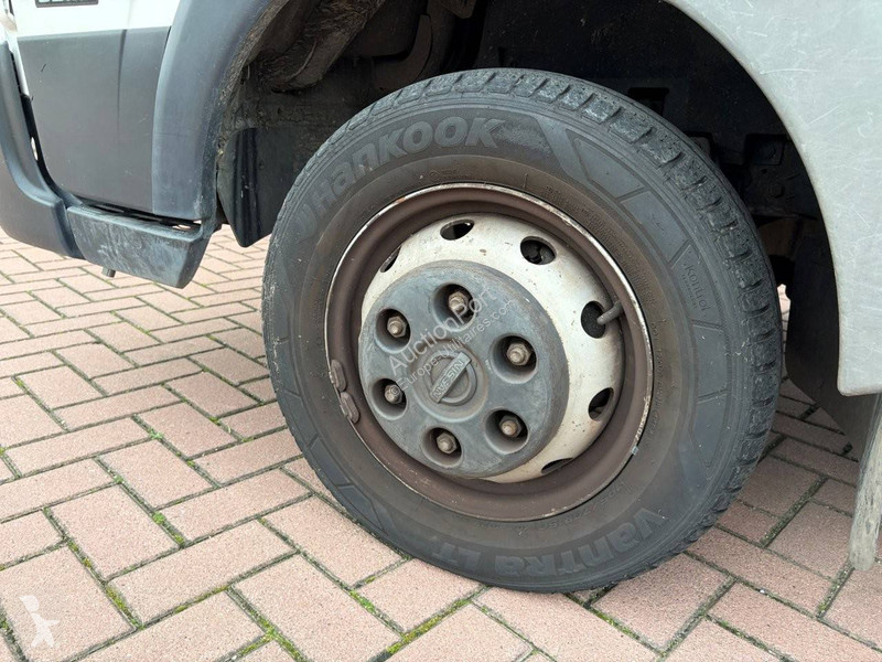 Nissan  NT400- 35.12 2.5 dCi 250 van