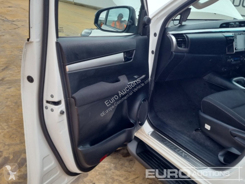 Véhicule utilitaire Toyota Hilux Invincible